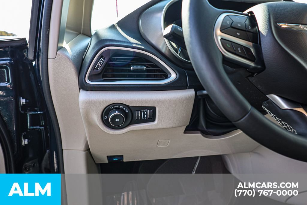 Used 2024 Chrysler Pacifica Touring-L image 29