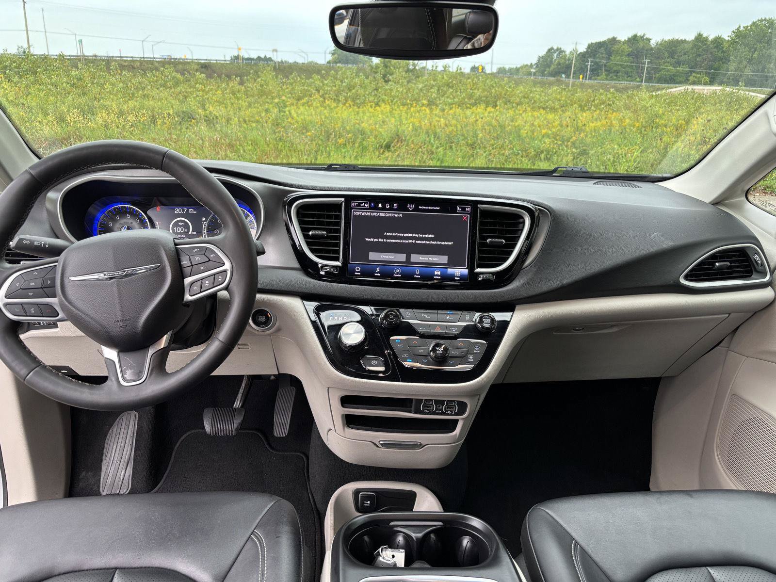 Used 2024 Chrysler Pacifica Touring-L FWD image 17