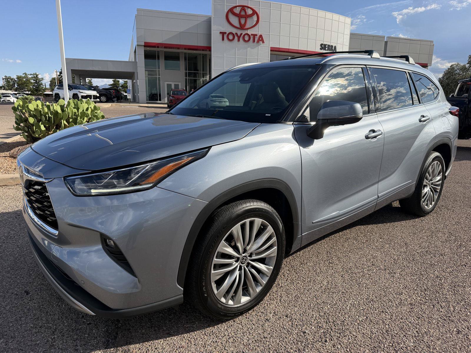 Used 2021 Toyota Highlander Platinum FWD image 1