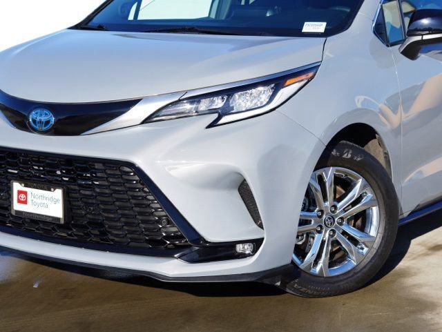 Used 2023 Toyota Sienna XSE image 4