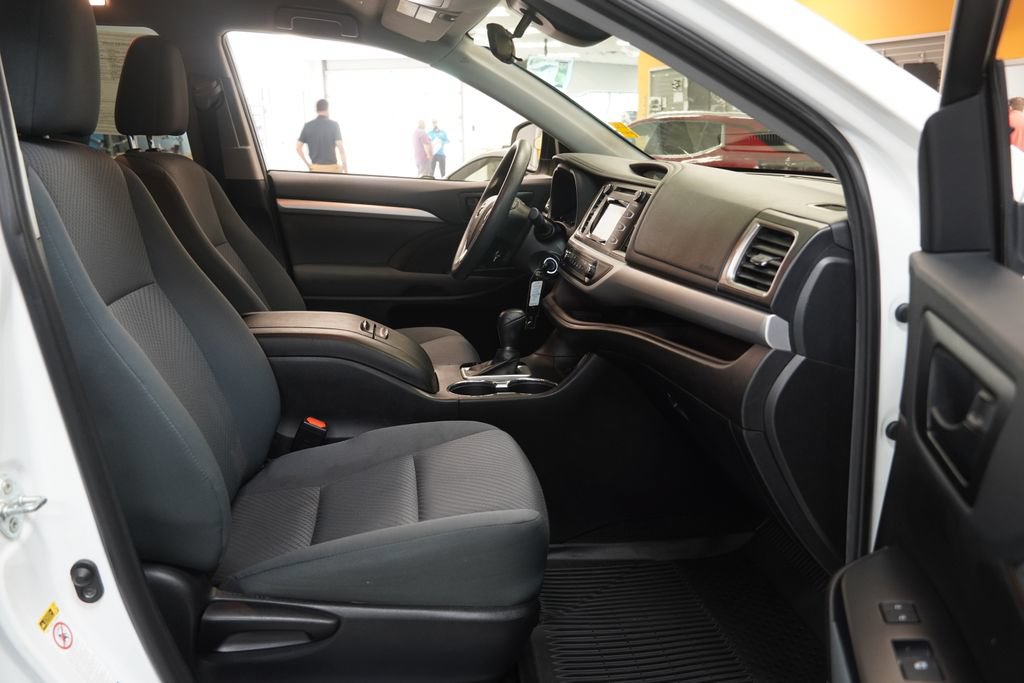 Used 2019 Toyota Highlander LE AWD/4WD image 36