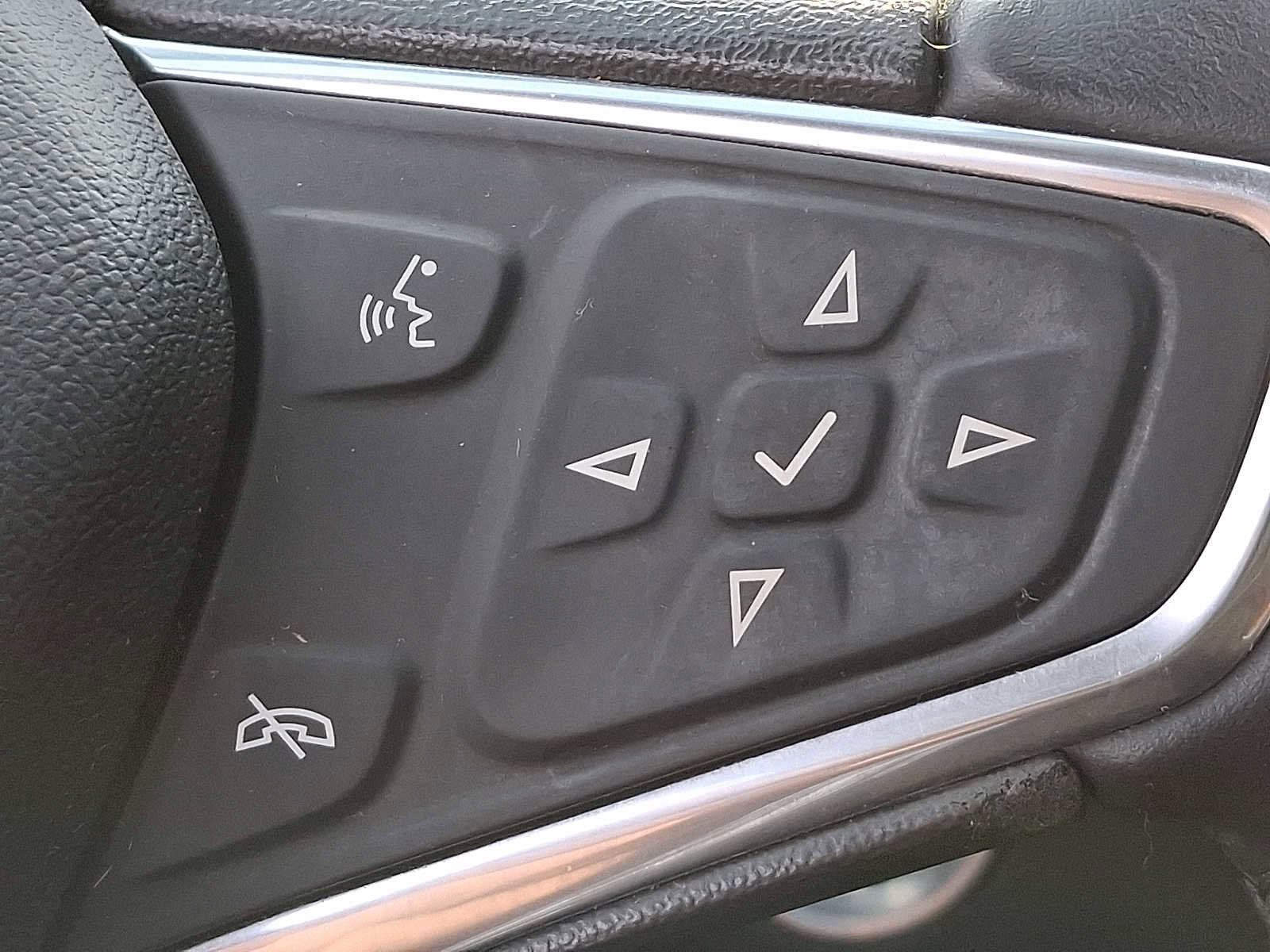 Used 2020 Chevrolet Equinox LT w/ Midnight Edition image 24