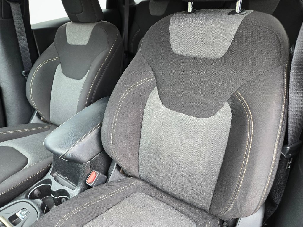 Used 2018 Jeep Cherokee Latitude FWD image 16