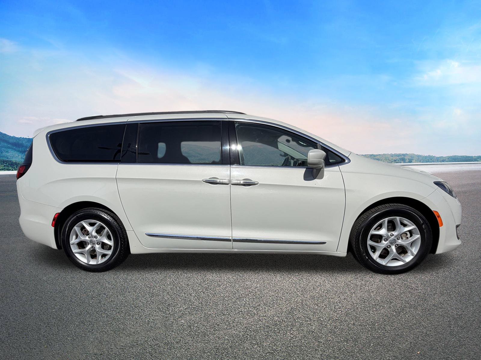 Certified 2017 Chrysler Pacifica Touring-L w/ Tire & Wheel Group FWD image 12