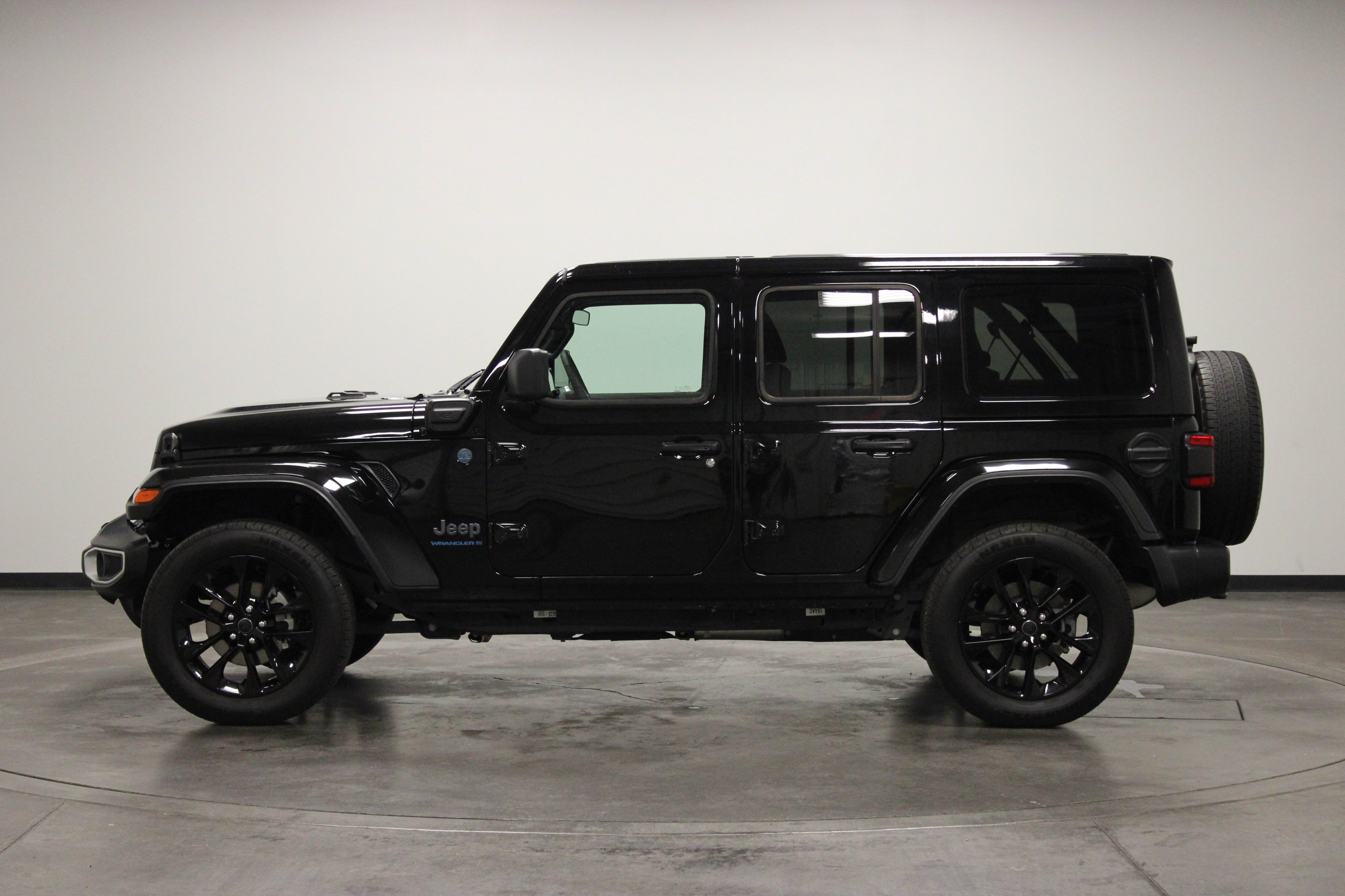 Used 2025 Jeep Wrangler Unlimited Sahara w/ Safety Group AWD/4WD image 5