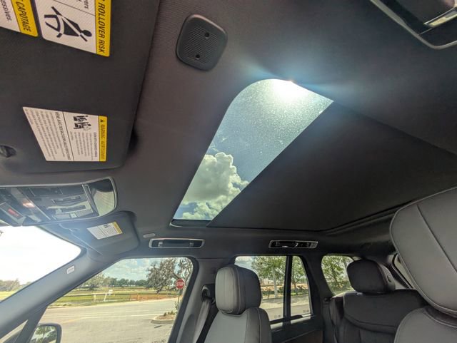 Certified 2025 Land Rover Range Rover SE image 24