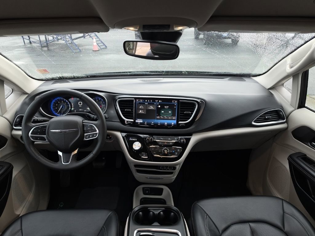 Used 2024 Chrysler Pacifica Touring-L FWD image 26