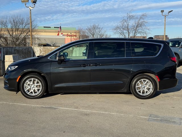 Used 2023 Chrysler Pacifica Touring-L image 11