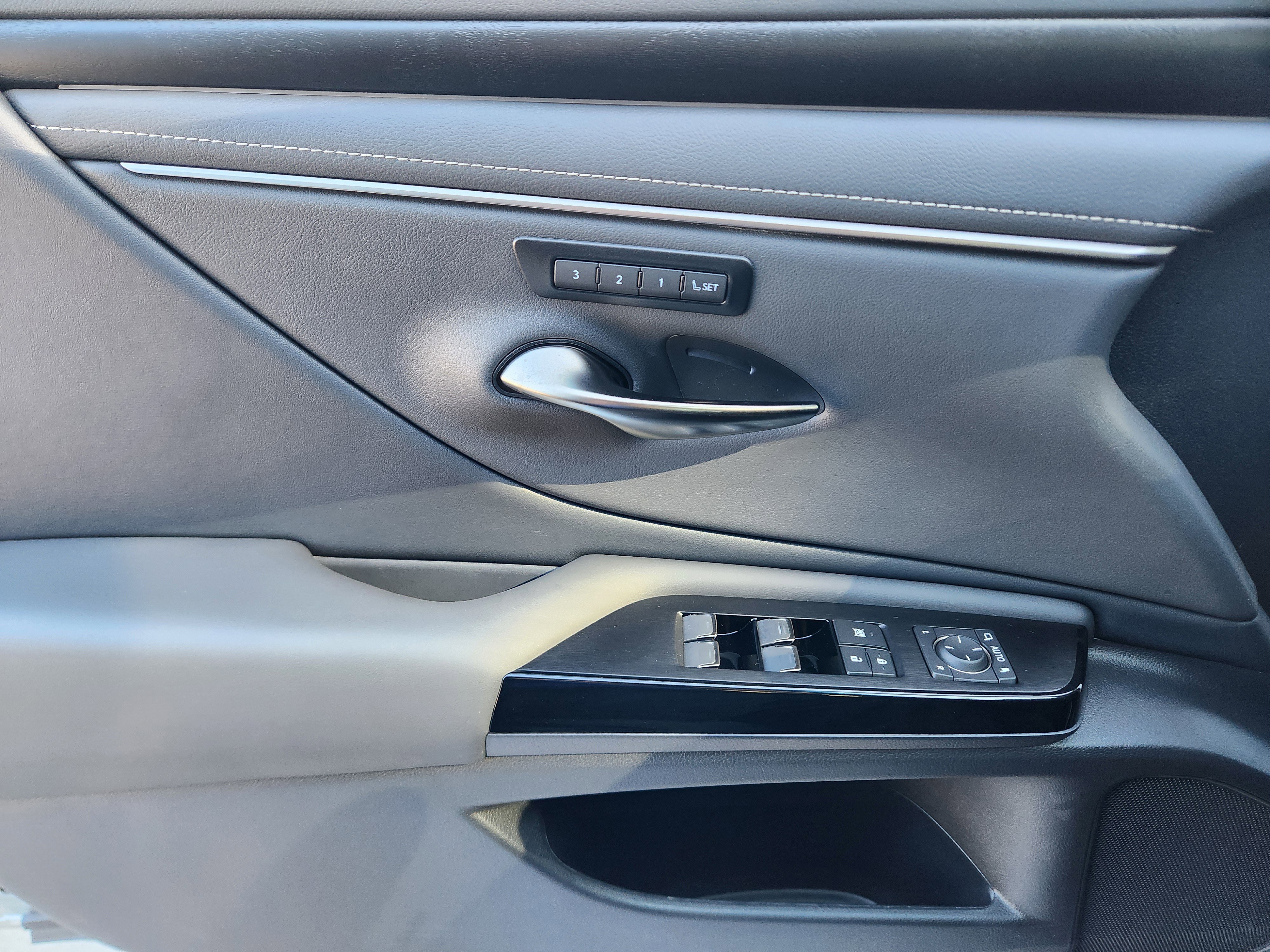 New 2025 Lexus ES 350 w/ Premium Package image 18