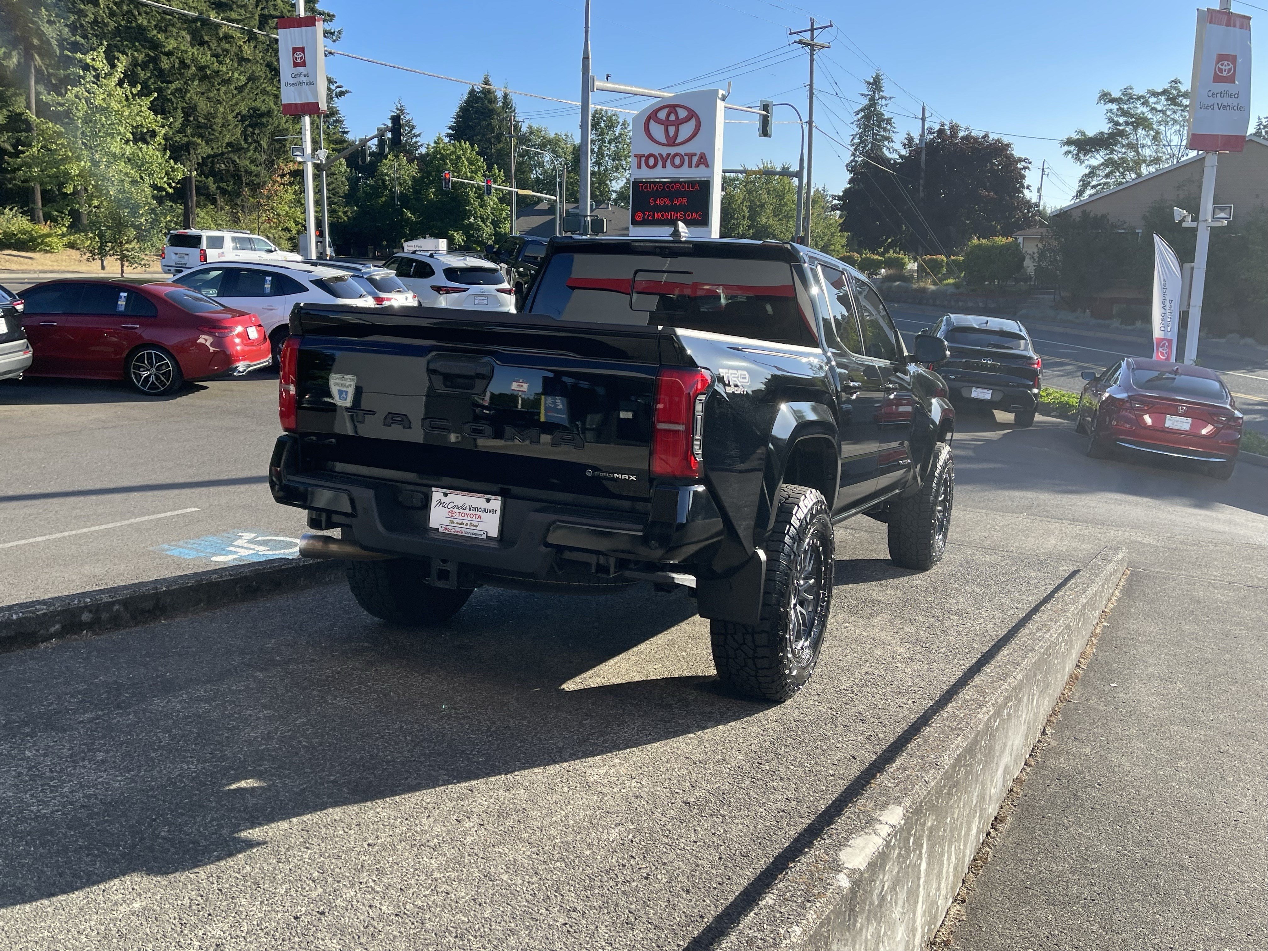 Certified 2025 Toyota Tacoma TRD Sport w/ TRD Sport Premium Package AWD/4WD image 5