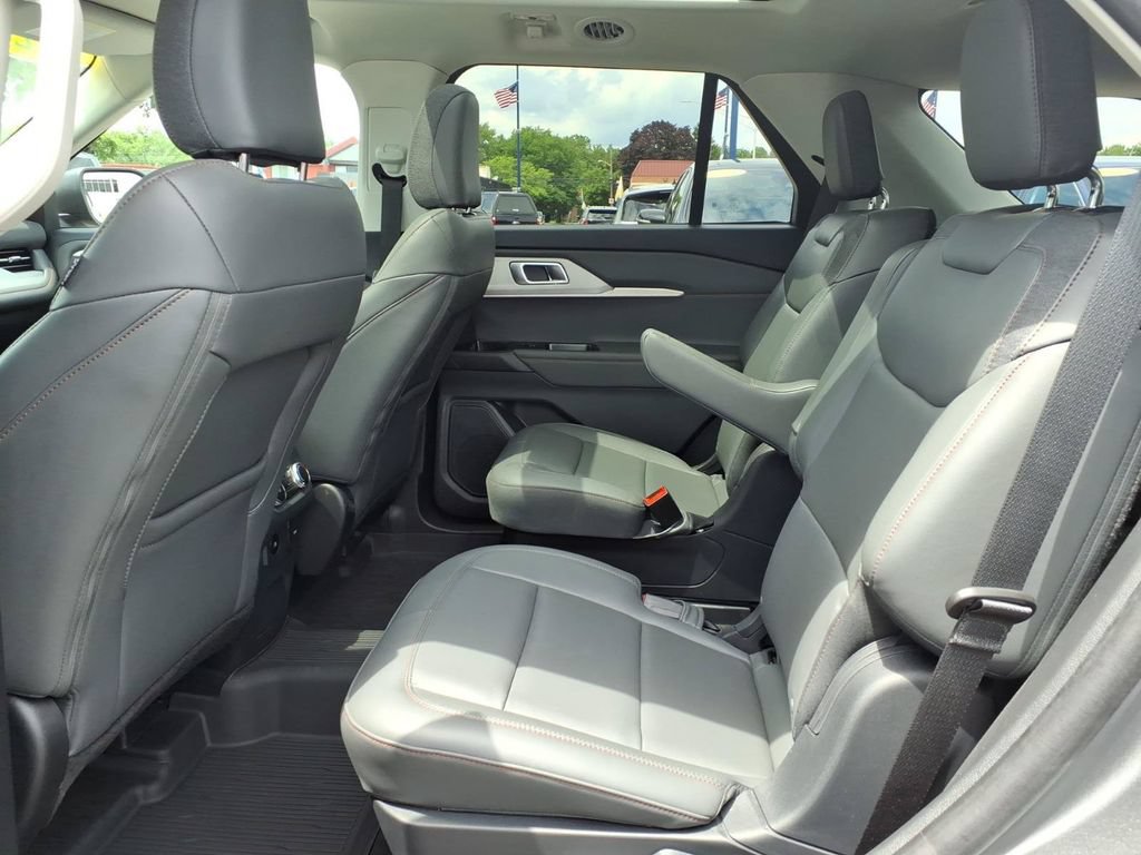 Used 2025 Ford Explorer Active w/ Active Comfort Package AWD/4WD image 12