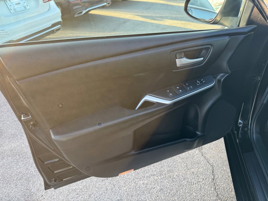 Used 2015 Toyota Camry SE w/ Moonroof Package FWD image 21
