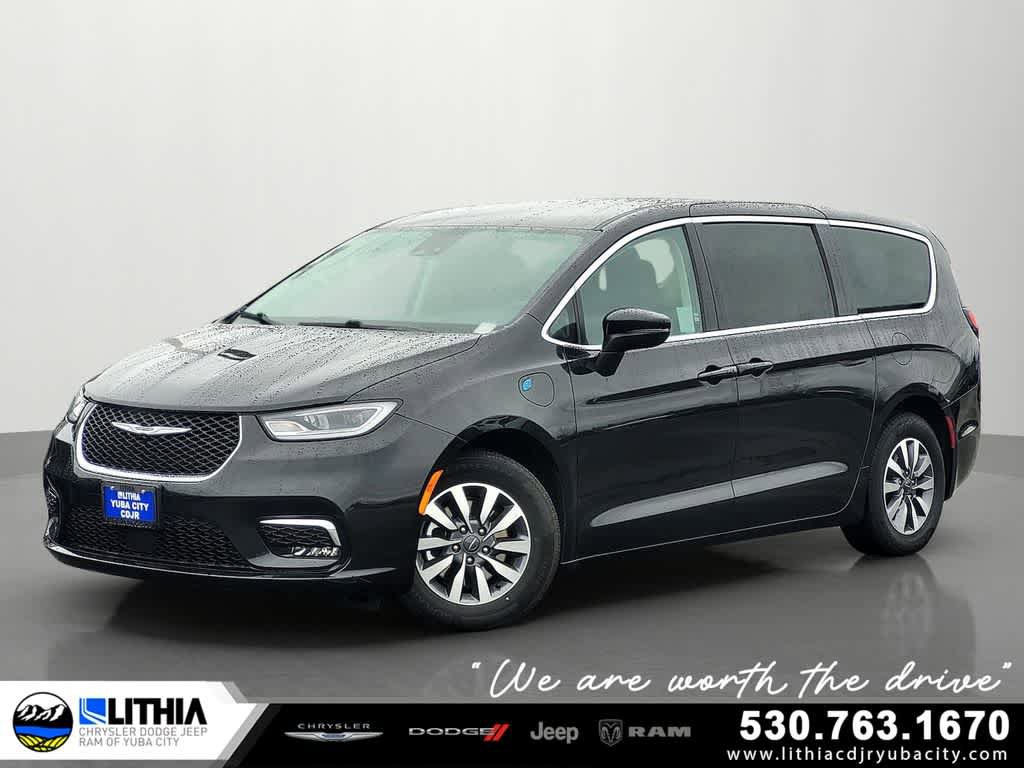 Used 2023 Chrysler Pacifica Touring-L FWD image 1
