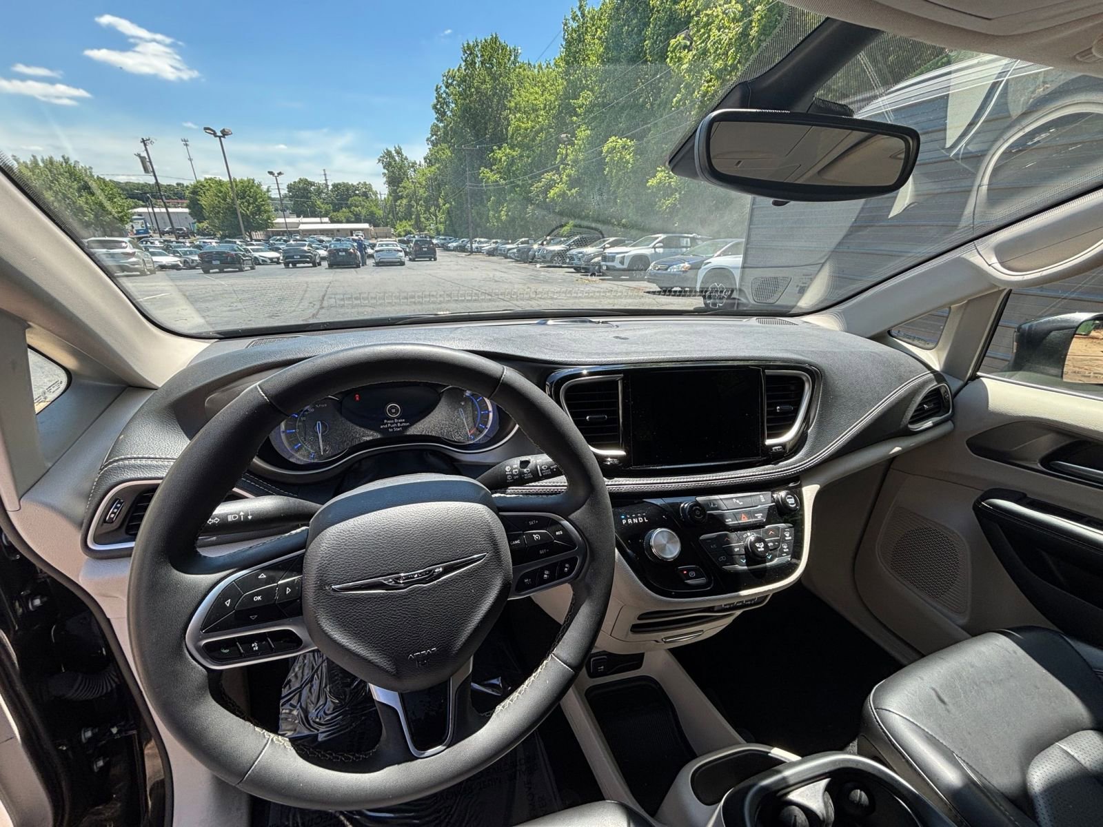 Used 2023 Chrysler Pacifica Touring-L FWD image 31