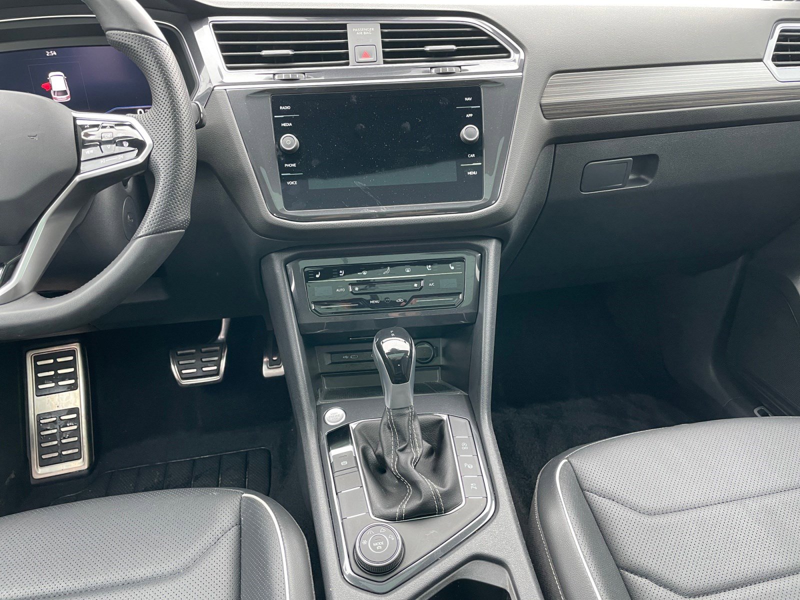 Used 2024 Volkswagen Tiguan SEL R-Line image 17