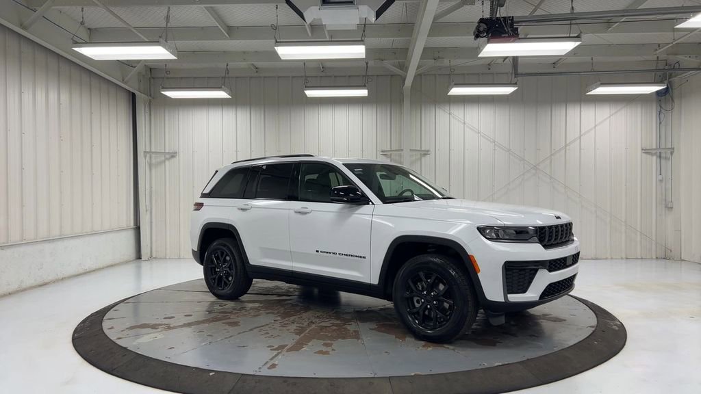 New 2026 Jeep Grand Cherokee 4WD image 2