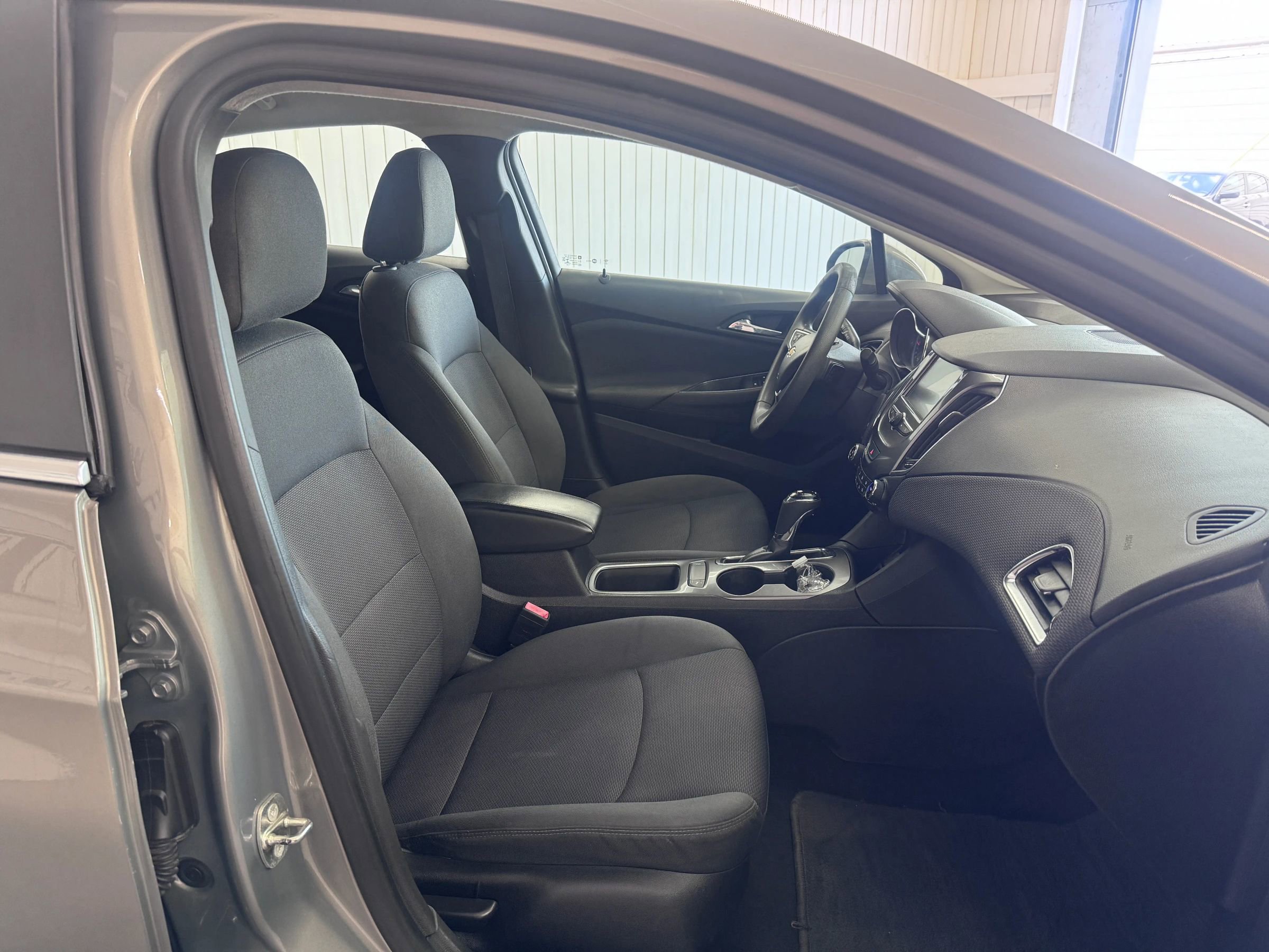 Used 2018 Chevrolet Cruze LT w/ Convenience Package FWD image 10