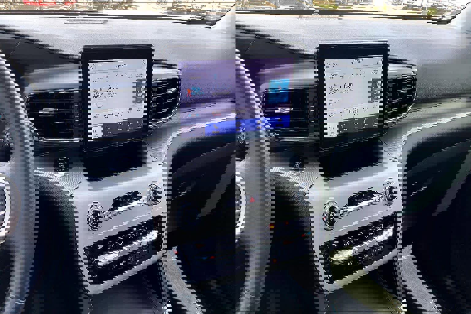 Used 2022 Ford Explorer XLT w/ Equipment Group 202A image 7