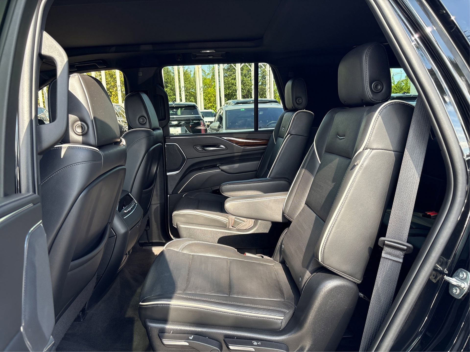 Used 2022 Cadillac Escalade Premium Luxury w/ Performance Package image 10