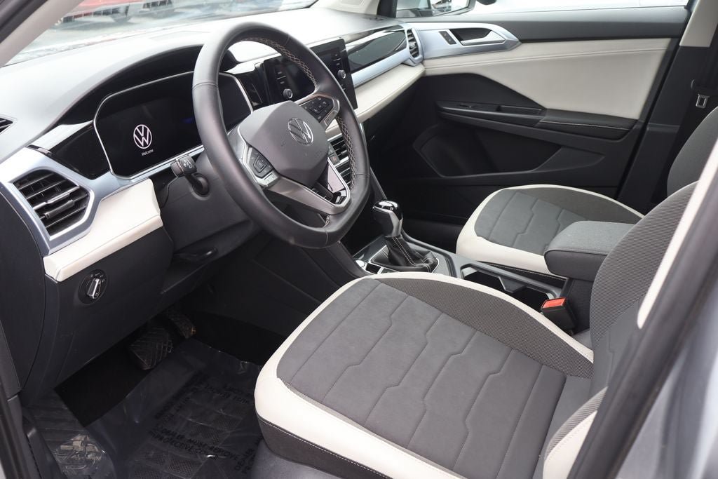 Used 2025 Volkswagen Taos SE AWD/4WD image 5
