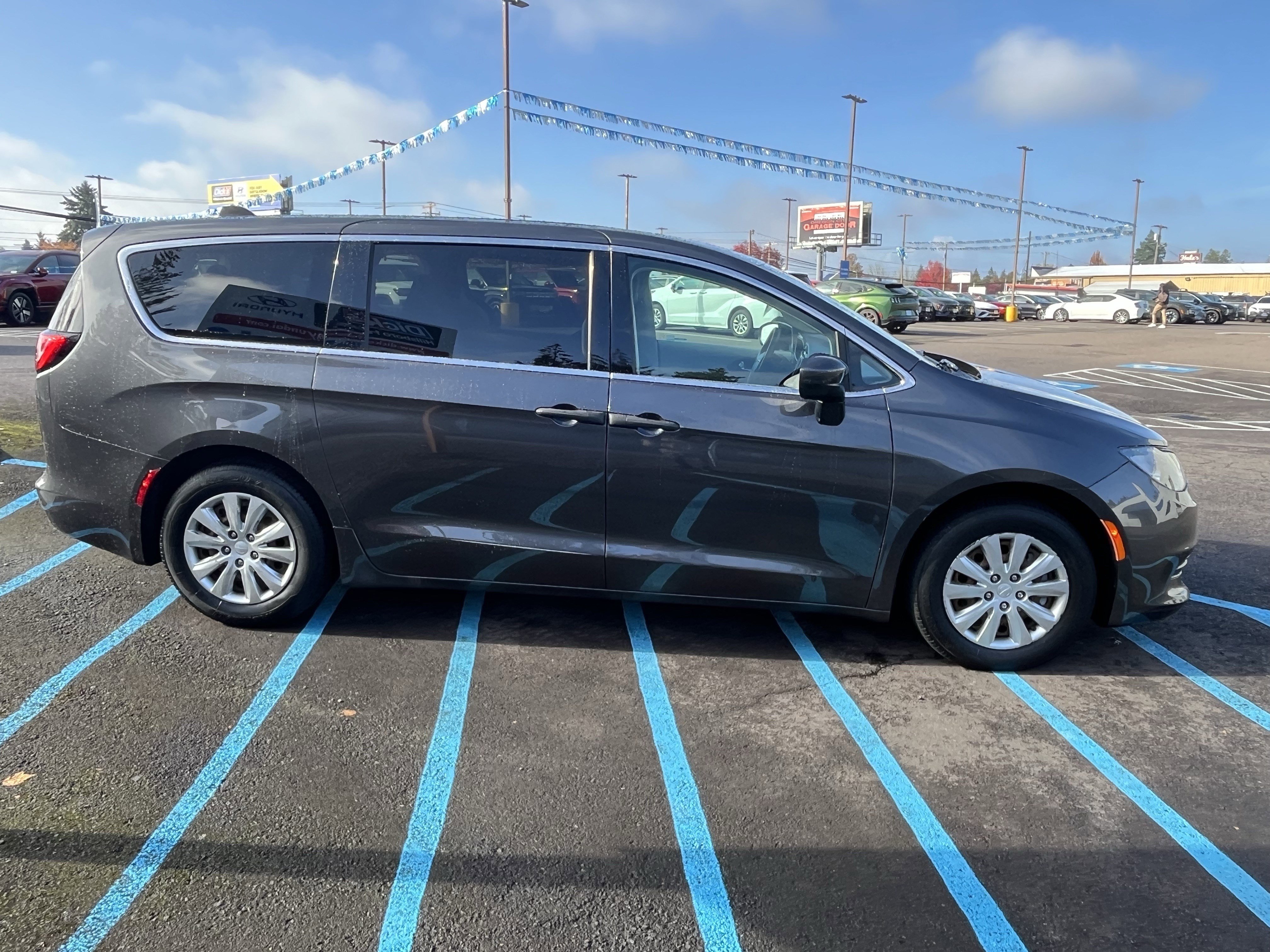 Used 2020 Chrysler Voyager L image 6