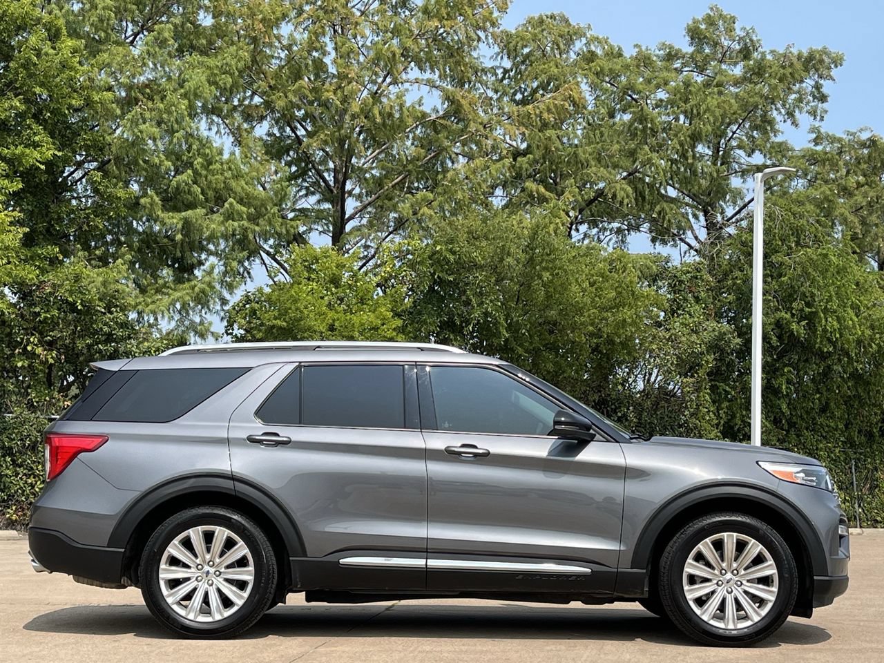 Used 2024 Ford Explorer Limited w/ Limited Technology Package RWD image 3