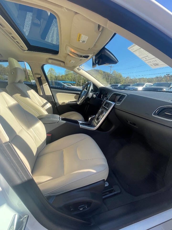 Used 2017 Volvo S60 T5 Inscription image 16