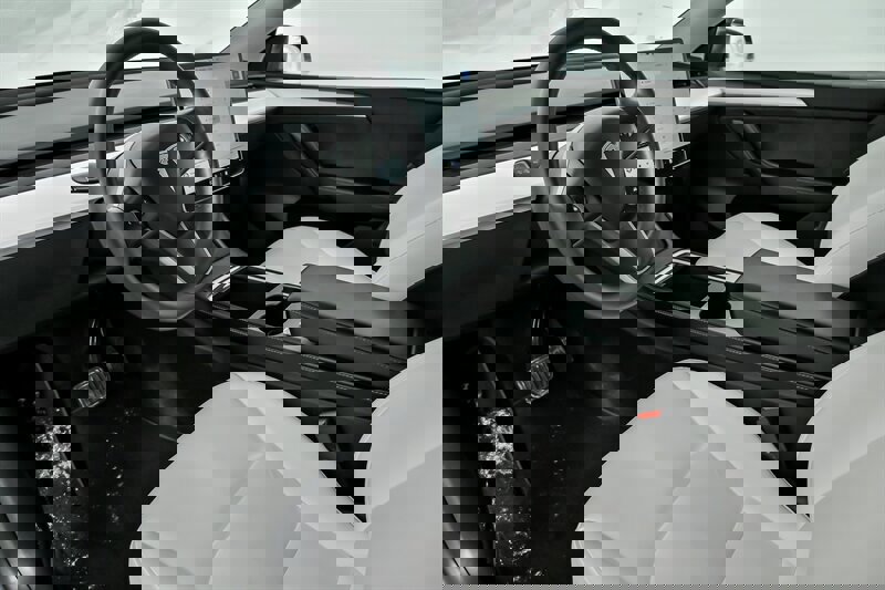 Used 2022 Tesla Model Y Long Range image 16