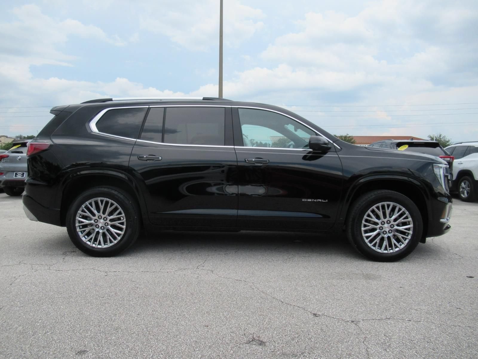 Used 2025 GMC Acadia Denali FWD image 2