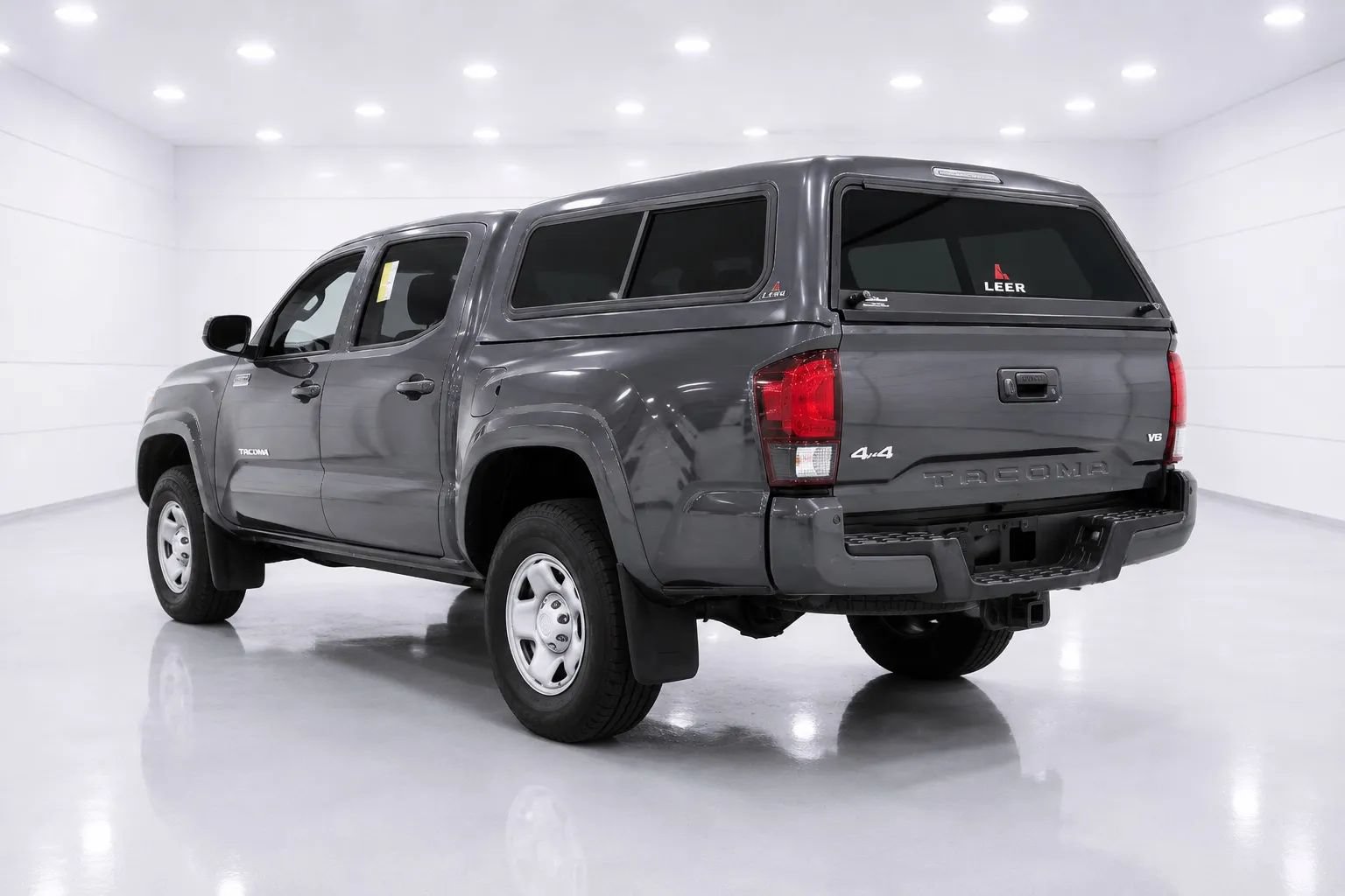 Used 2017 Toyota Tacoma SR AWD/4WD image 3