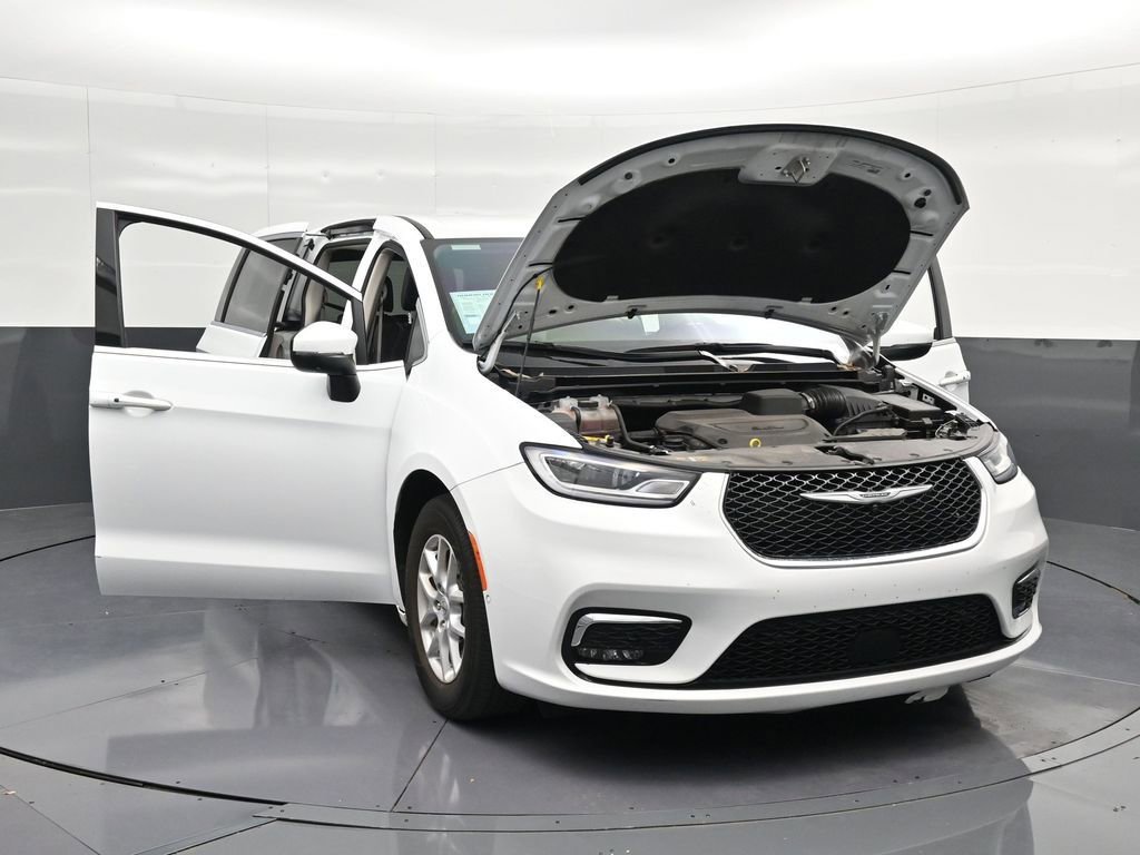Used 2023 Chrysler Pacifica Touring-L FWD image 38
