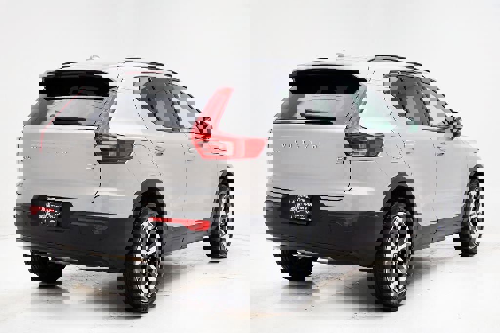 Used 2025 Volvo XC40 B5 Plus image 9