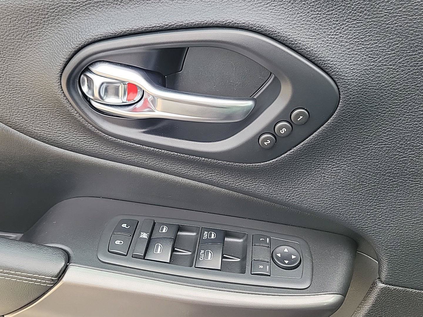 Certified 2019 Jeep Cherokee Limited AWD/4WD image 7