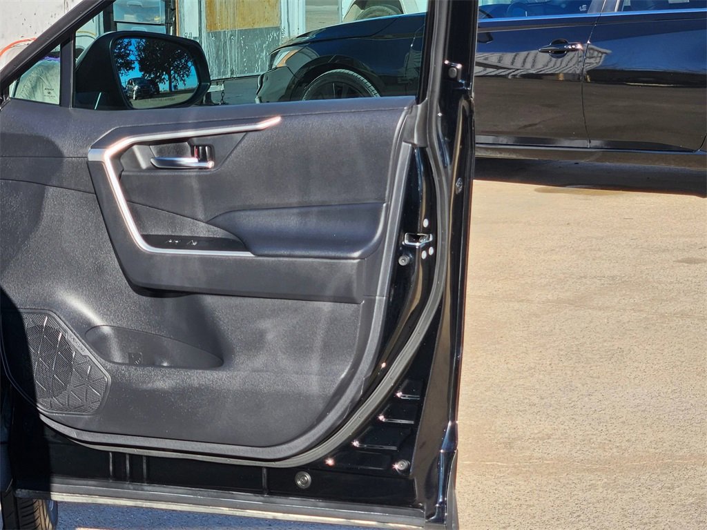 Used 2021 Toyota RAV4 XLE image 29