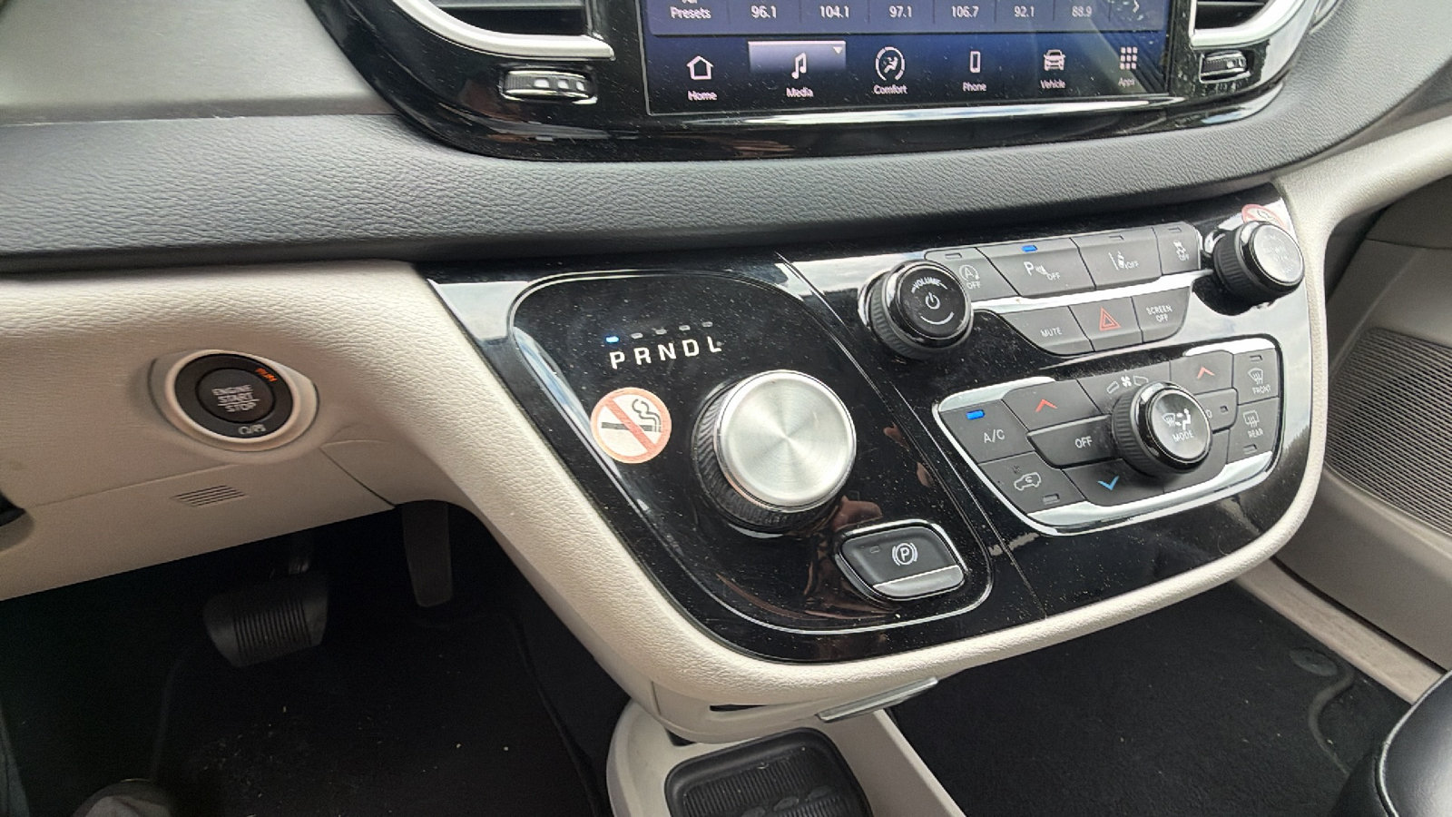 Used 2024 Chrysler Pacifica Touring-L FWD image 30