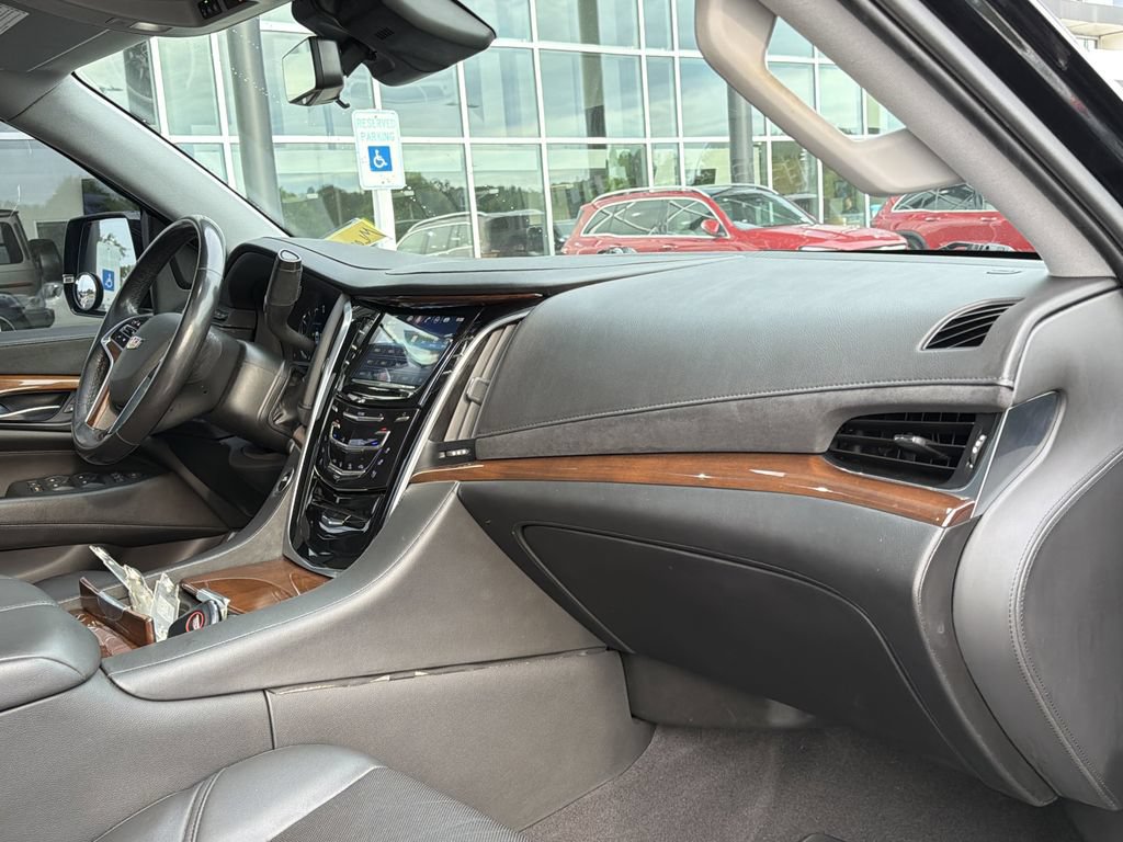 Used 2020 Cadillac Escalade Luxury AWD/4WD image 21