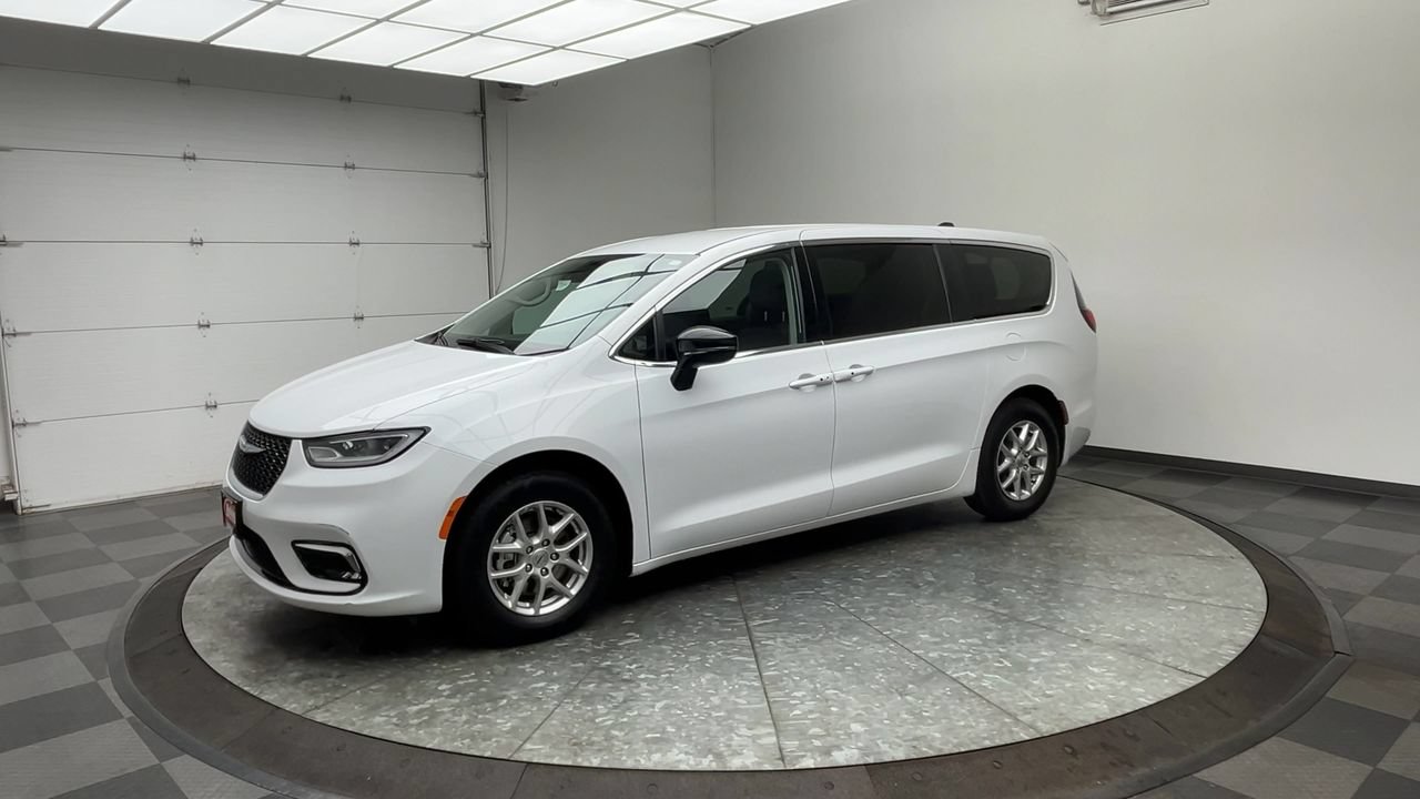 Used 2024 Chrysler Pacifica Touring-L FWD image 34