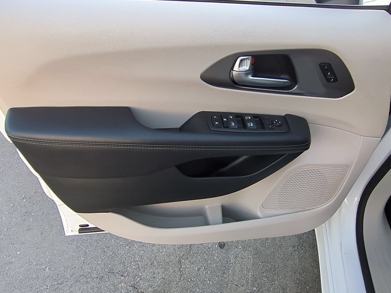 Used 2023 Chrysler Pacifica Touring-L FWD image 20