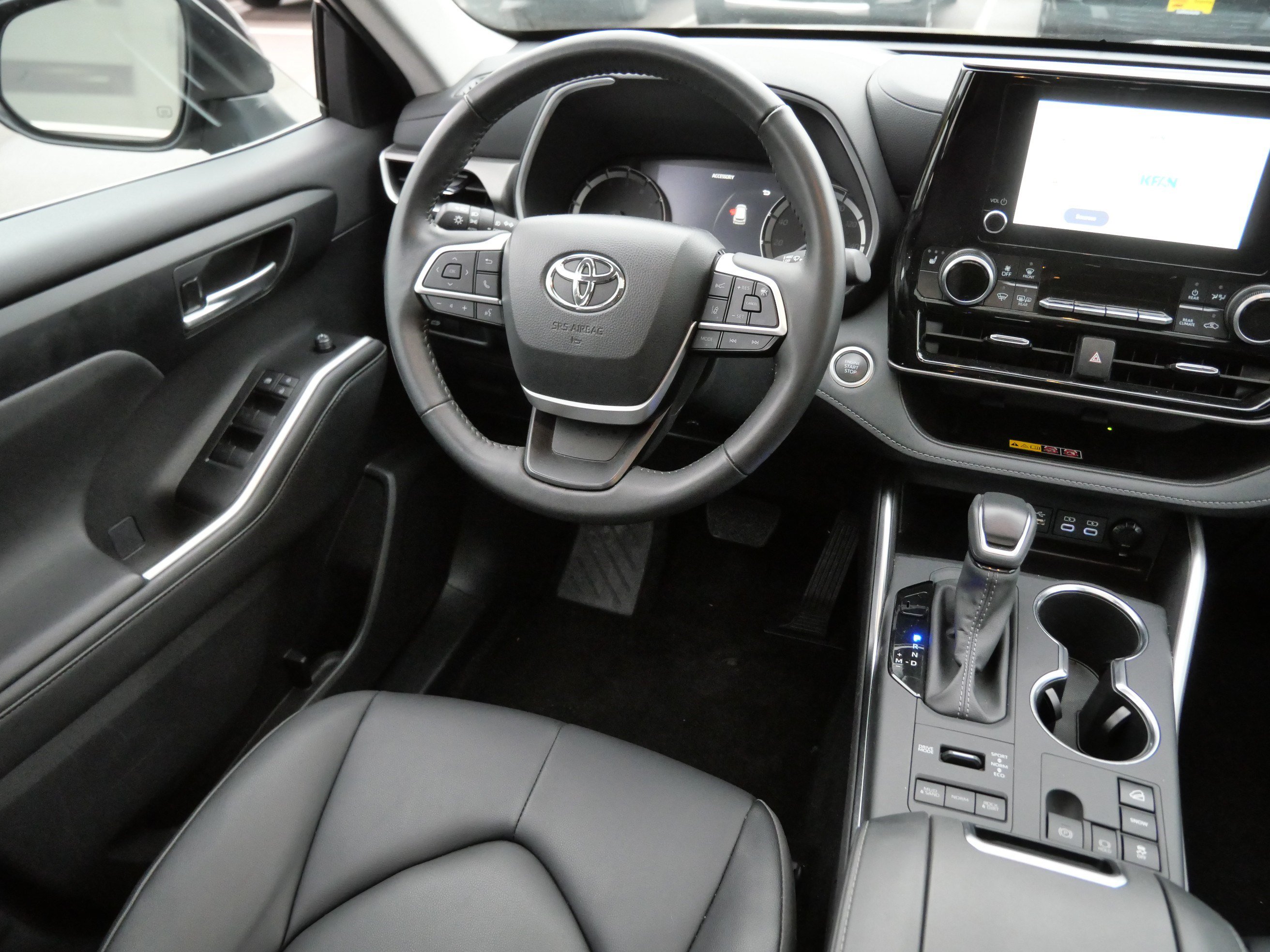 Used 2025 Toyota Highlander XLE AWD/4WD image 10