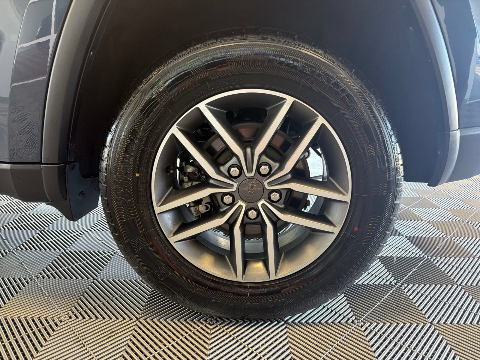 Used 2021 Jeep Grand Cherokee Limited AWD/4WD image 9
