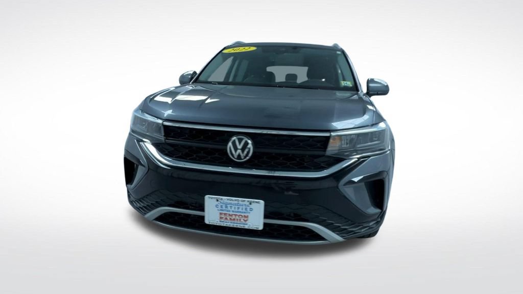 Used 2022 Volkswagen Taos SE w/ Panoramic Sunroof Package AWD/4WD image 3