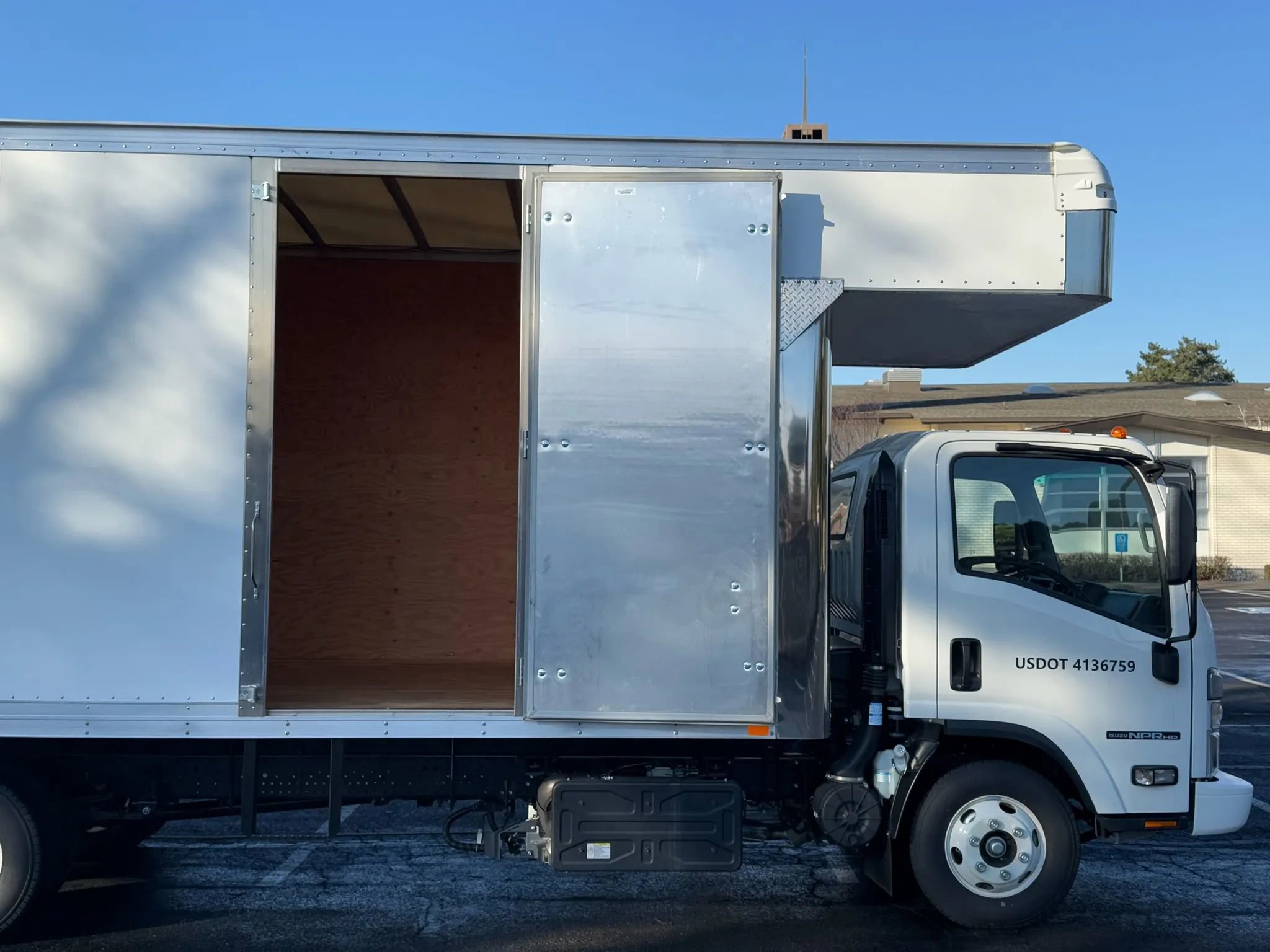 Used 2023 Isuzu NPR image 22