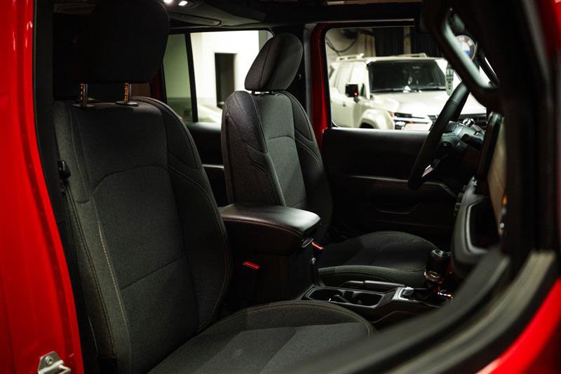 Used 2025 Jeep Wrangler Unlimited Sahara w/ Safety Group image 13