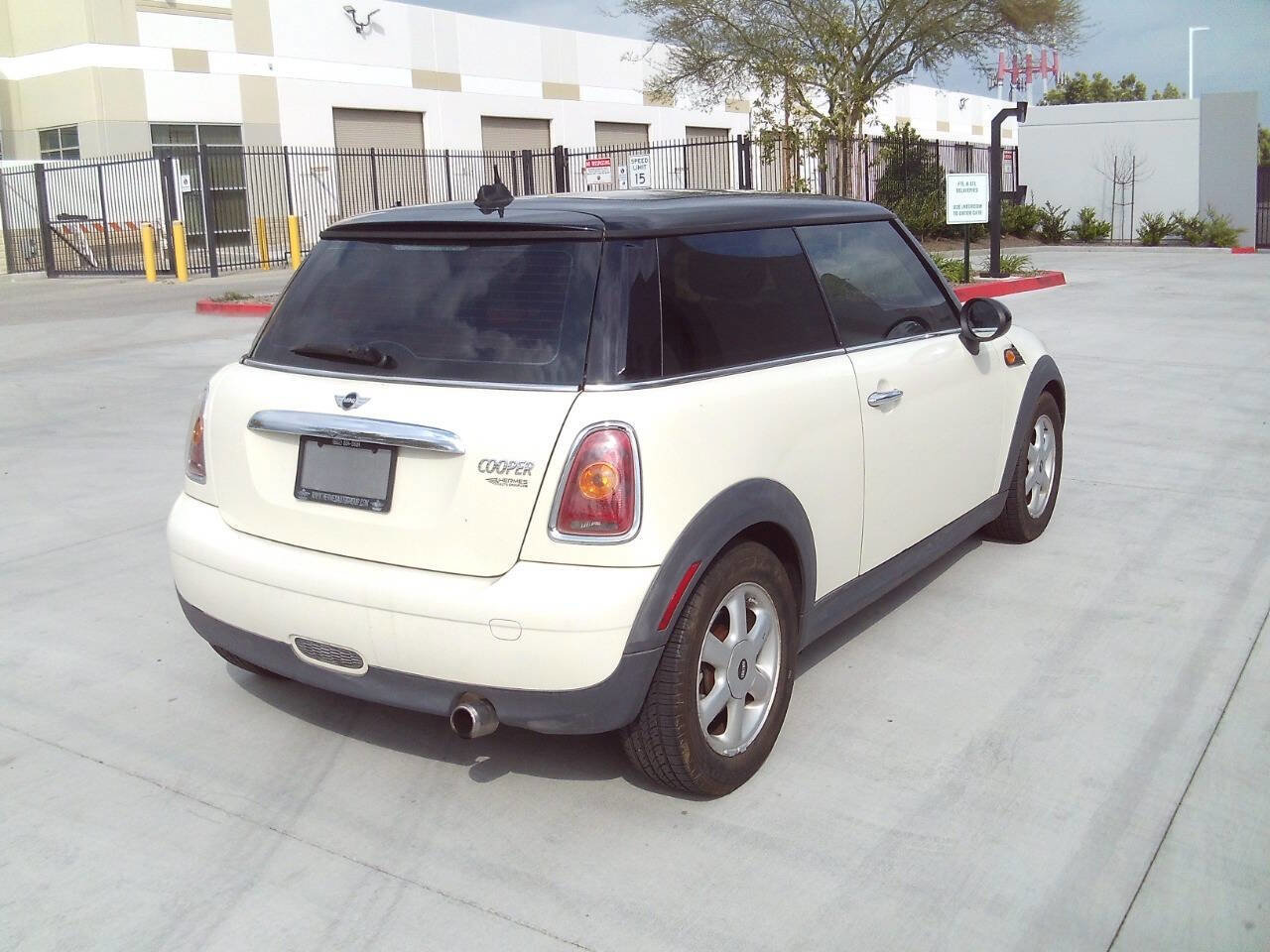 Used 2010 MINI Cooper Hardtop image 5