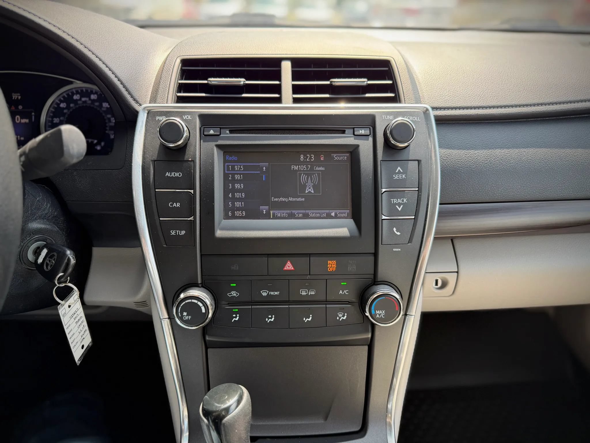 Used 2017 Toyota Camry LE FWD image 11