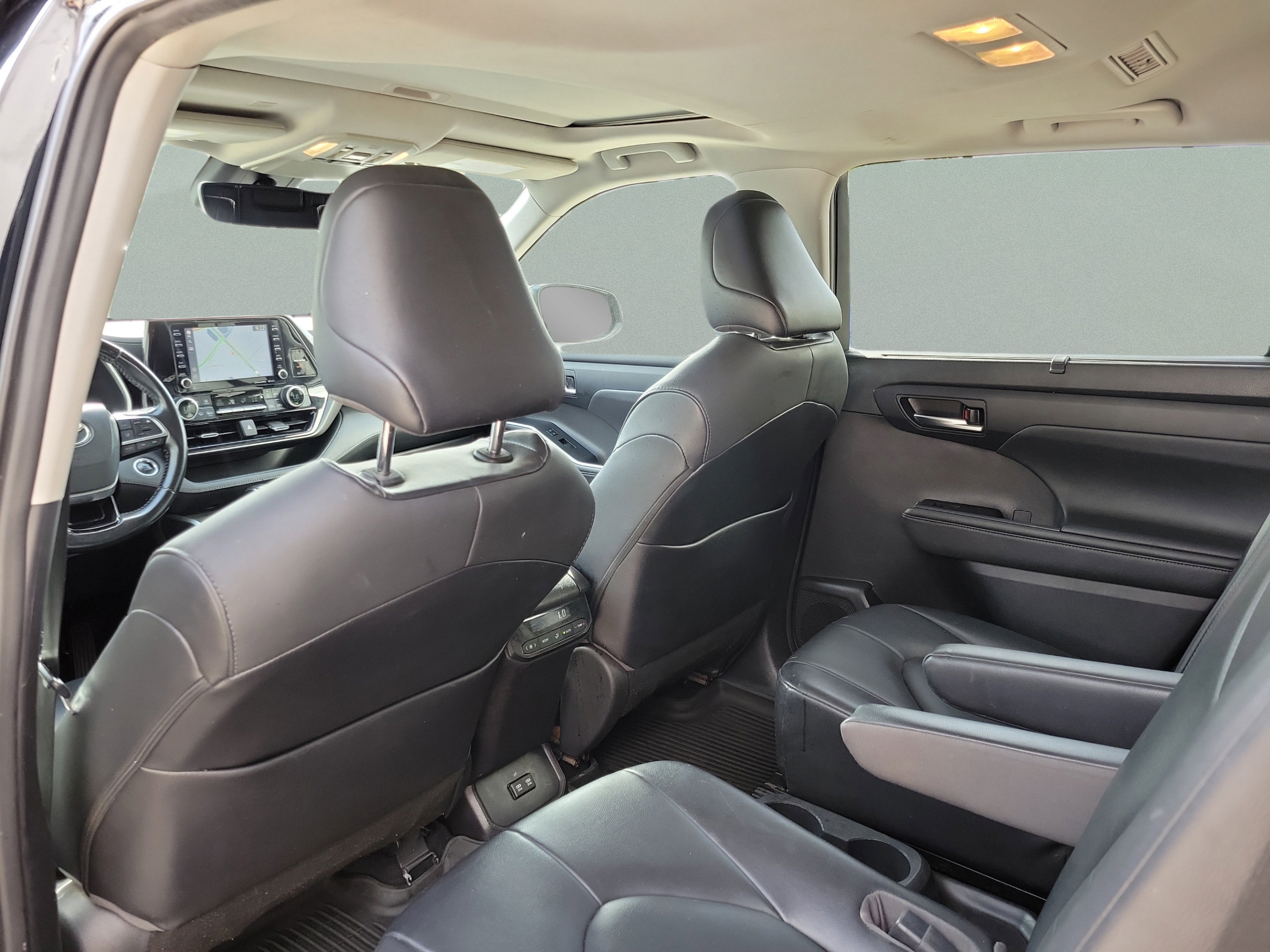 Used 2021 Toyota Highlander XLE AWD/4WD image 11