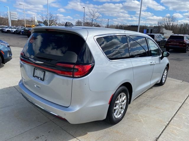 Used 2024 Chrysler Pacifica Touring-L FWD image 3