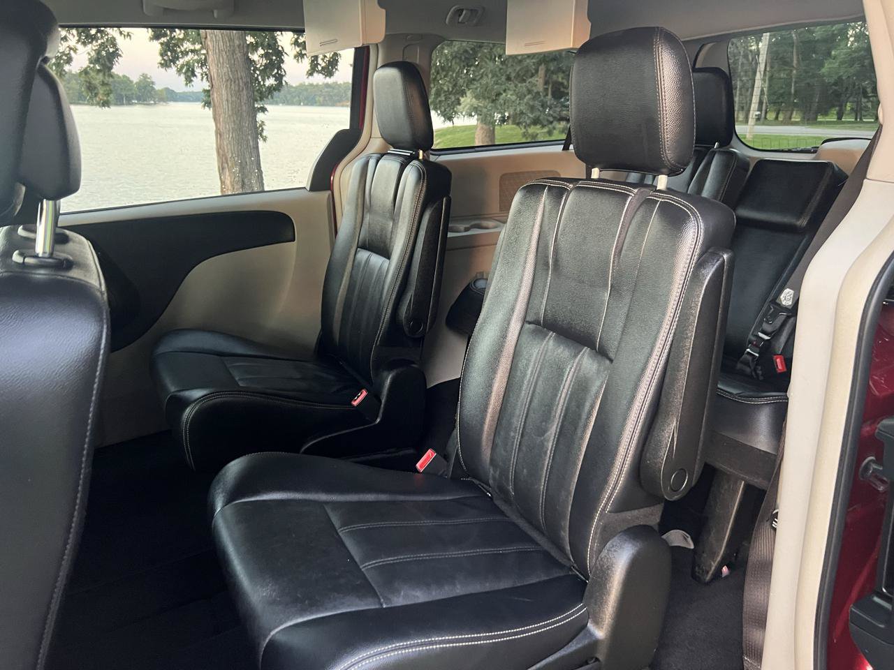 Used 2013 Chrysler Town & Country Touring FWD image 39