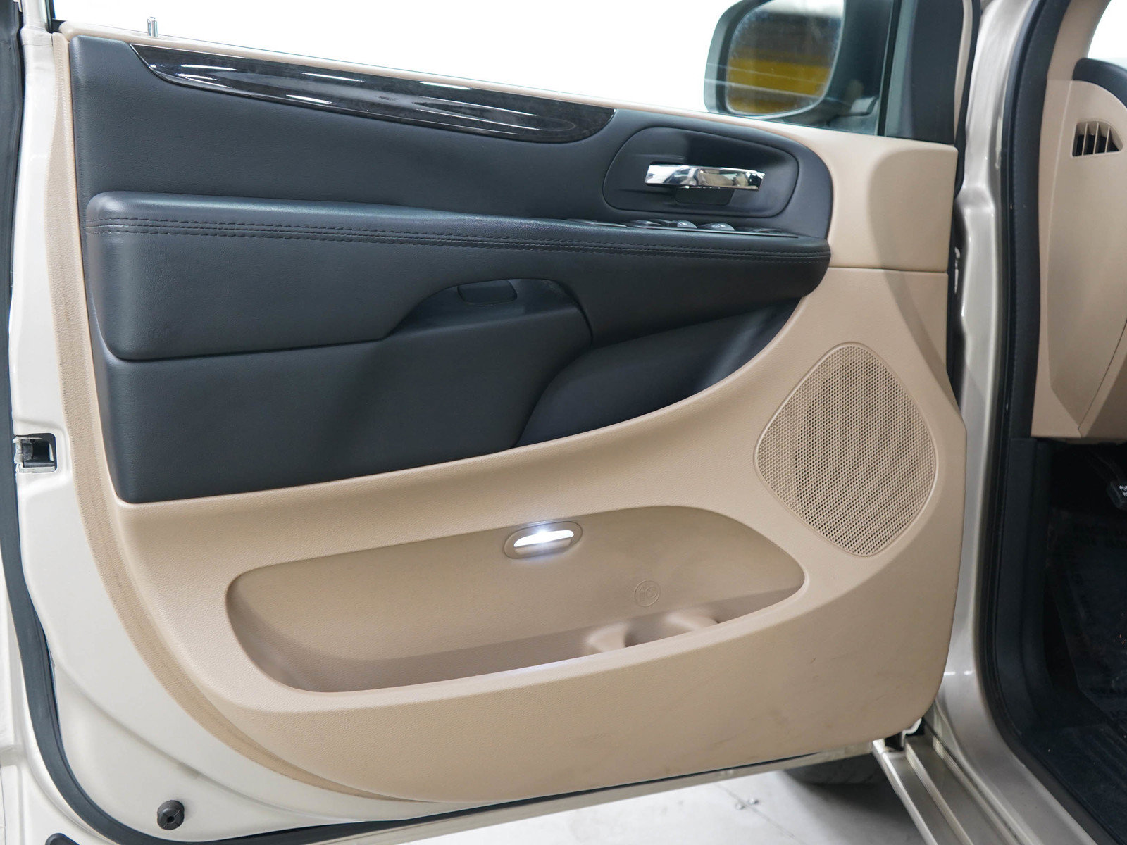 Used 2015 Dodge Grand Caravan SXT FWD image 21