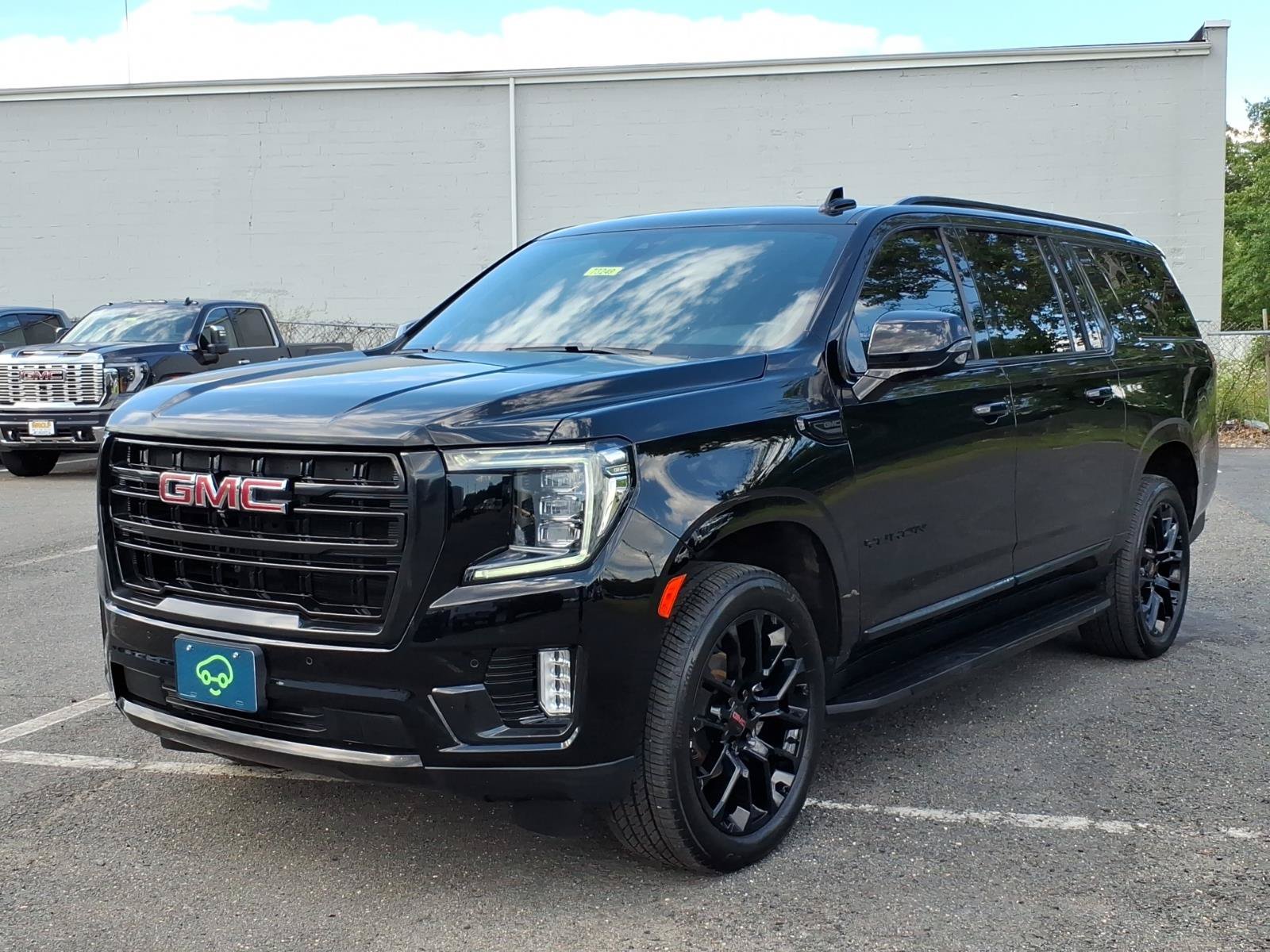 Certified 2022 GMC Yukon XL SLT w/ SLT Premium Package AWD/4WD image 3